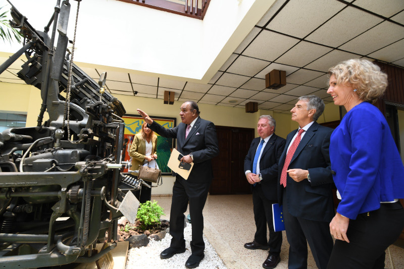 El director del Listín Diario, Miguel Franjul, muestra a los embajadores una de las primeras imprentas que tuvo el decano de la prensa nacional.