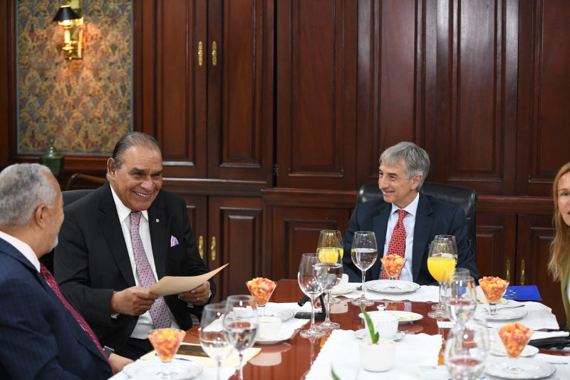 El embajador de la Unión Europea, Raúl Fuentes Milani, junto al director del Listín Diario, Miguel Franjul, y el subdirector, Fabio Cabral.