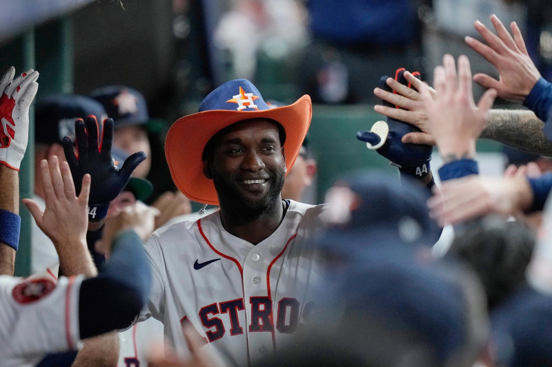 Yordan Álvarez celebra en el dugout de Houston luego de pegar jonrón.