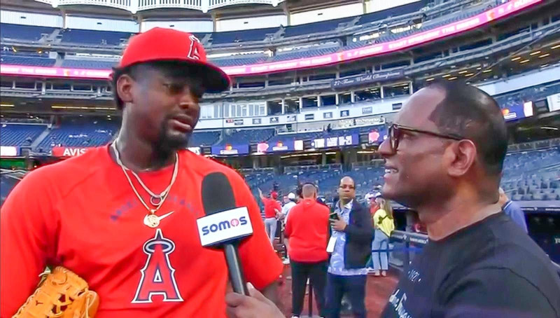 Daniel Reyes sostiene una conversación con el lanzador José Soriano en el Yankee Stadium.