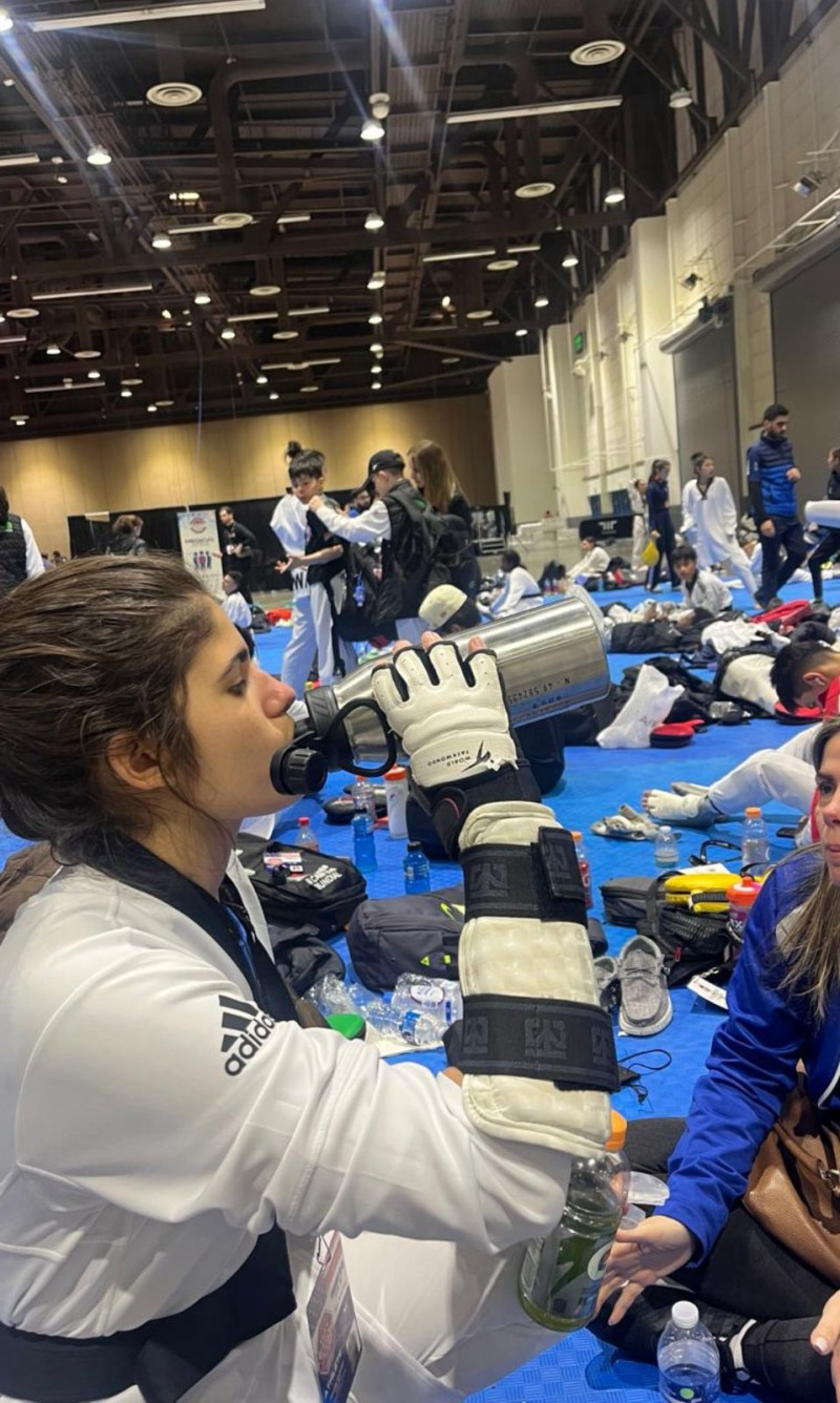 La joven deportista toma agua en un aparte de sus entrenamientos.