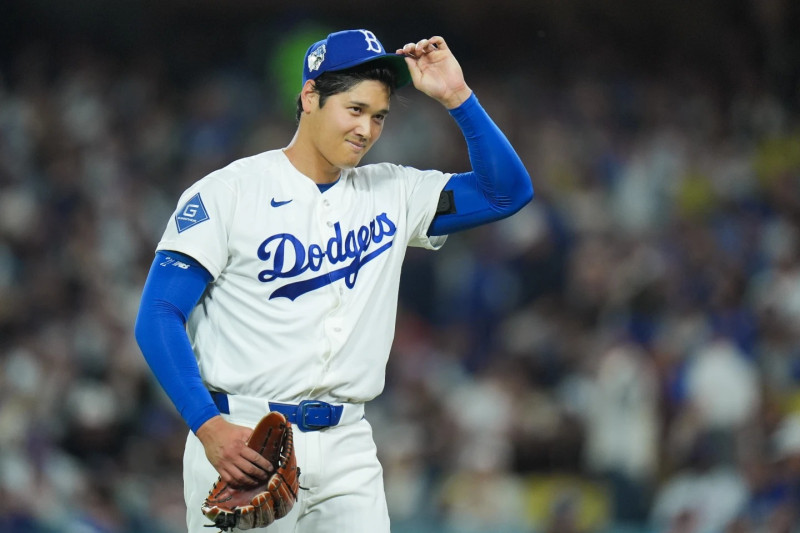El lanzador abridor de Los Angeles Dodgers, Shohei Ohtani, se ajusta la gorra mientras abandona el campo tras la tercera entrada de un partido de béisbol contra los New York Mets.