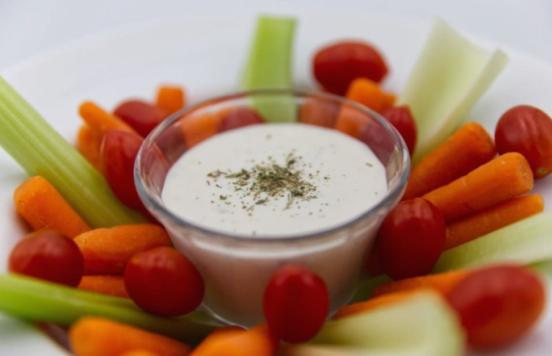 El aderezo ranch se sirve con verduras crudas en Phoenix, el lunes 13 de abril de 2026.