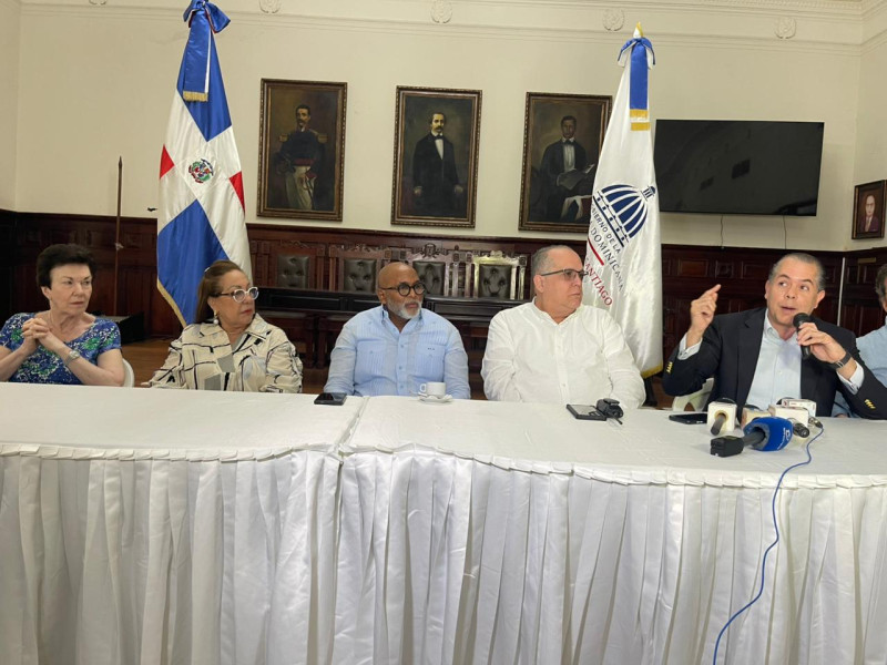 La actividad estuvo en cabezada por Ángel de La Cruz, Rosa Santo gobernadora de Santiago, José Octavio Reinoso, director de la Asociación de Comerciantes y Empresarios del Centro de Santiago (ASECENSA), Arismendy  Dajer, secretario general del ayuntamiento de Santiago y dueños de negocios del