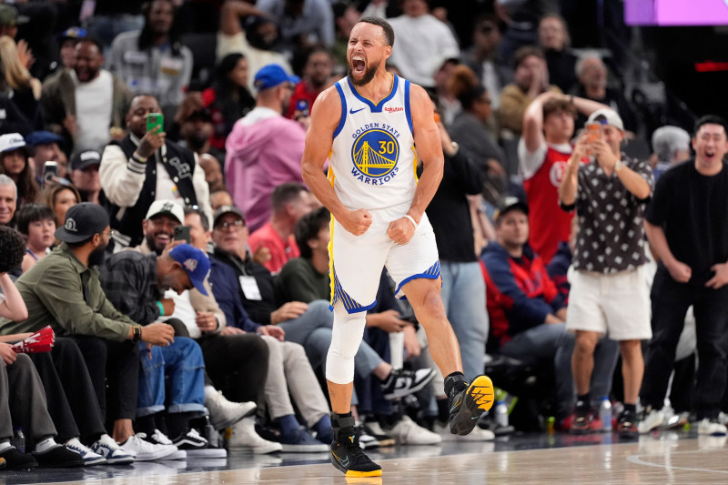 Stephen Curry, celebra tras anotar durante la segunda mitad de un partido de baloncesto del torneo de repesca de la NBA contra Los Angeles, el 15 de abril de 2026.