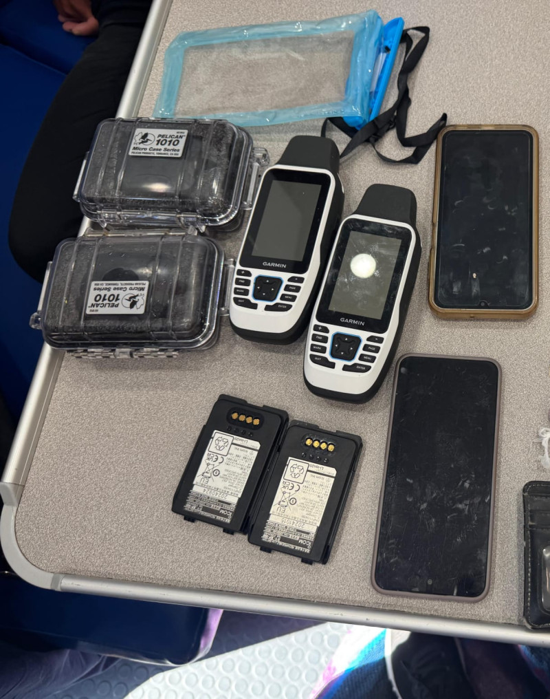 En la operación se ocuparon dos celulares, baterías para radios de comunicación y dos GPS marca Garmin, entre otras evidencias.
