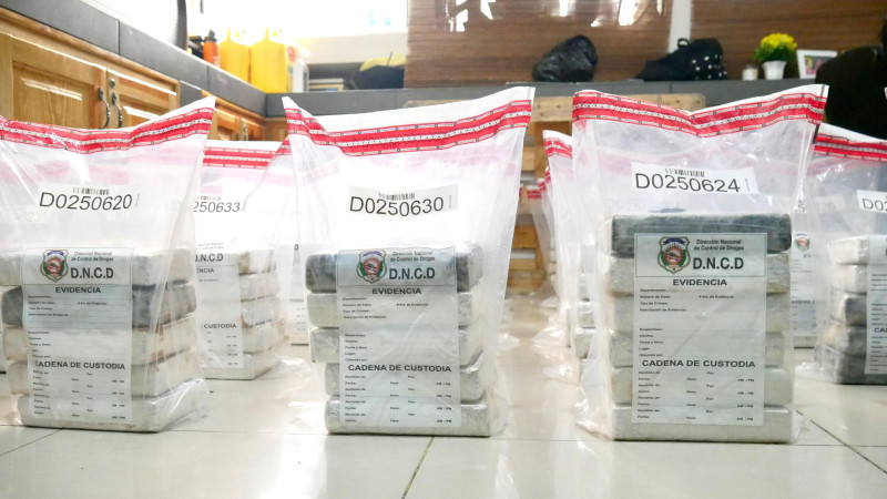 Parte de la evidencia recogida por los agentes de la DNCD en el momento de la operación.