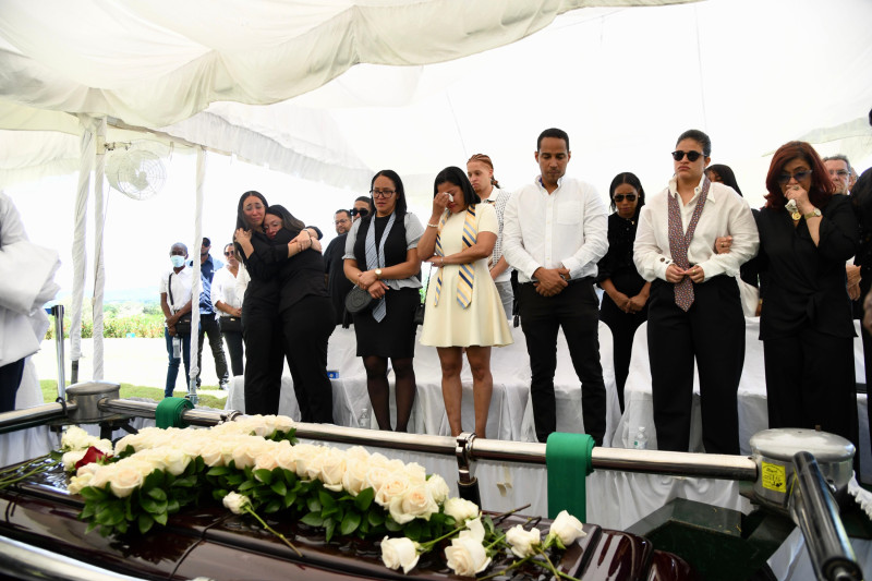 Carlos Batista Matos fue despedido por sus familiares y amigos en el cementerio Puerta del Cielo.