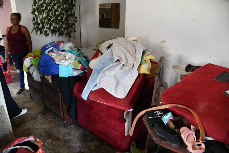 A contraparte de los informes contenidos en los boletines oficiales que reportan auxilio a los afectados, en los sectores Los Girasoles y Tanque Azul la realidad es de pérdidas totales. Residentes urgen la intervención directa del Gobierno ante la insalubridad y la falta de enseres.