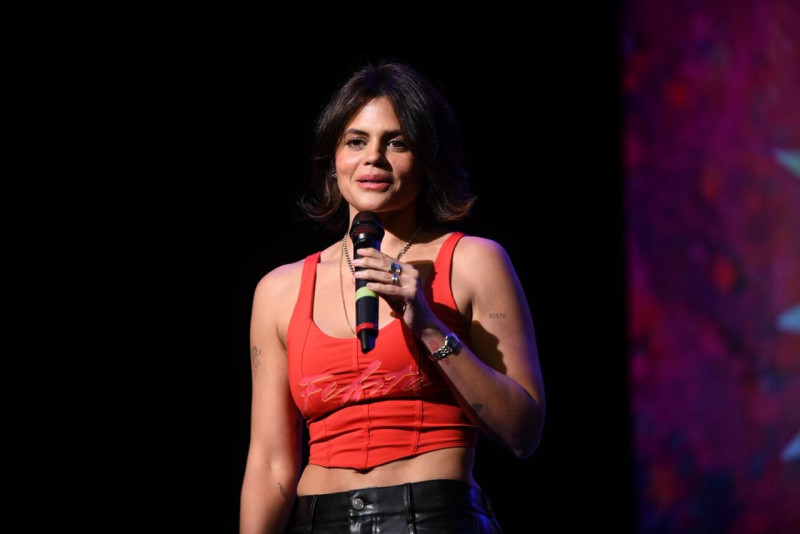 Techy Fatule en Escenario 360 de la plaza comercial Galería 360 en la presentación de su merengue típico "Él sabe" junto a Fefita la Grande.