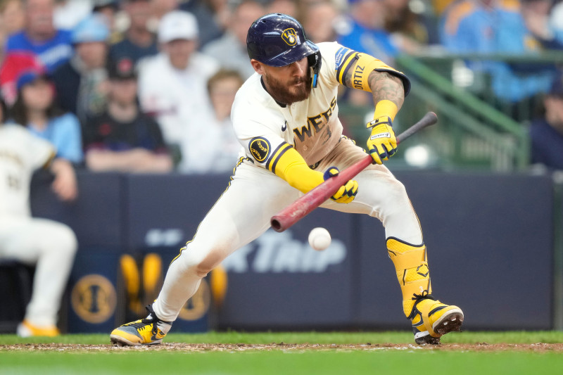Joey Ortiz de los Cerveceros de Milwaukee con un toque de sacrificio en la séptima entrada ante los Azulejos de Toronto el jueves 16 de abril del 2026