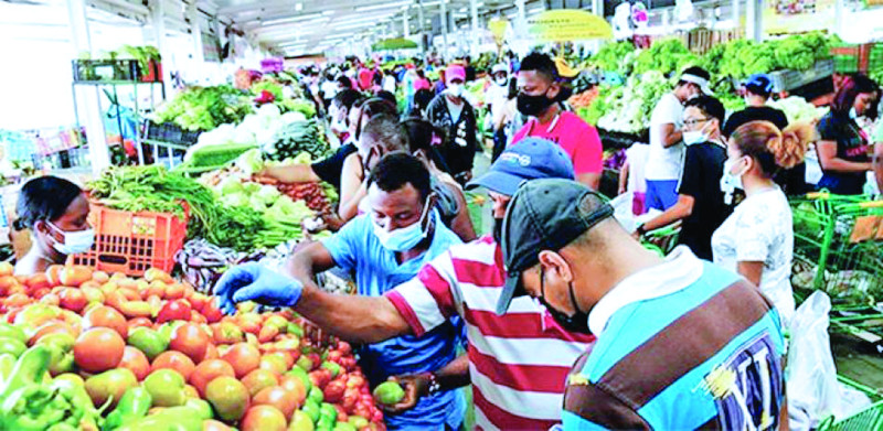 Las amas de casa asisten a los mercados en busca de ahorro en el gasto familiar.
