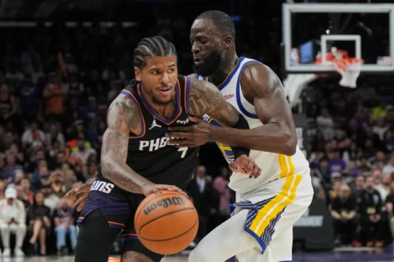 Jalen Green, de los Suns de Phoenix, avanza frente a Draymond Green, de los Warriors de Golden State, en el play-in, el viernes 17 de abril de 2026