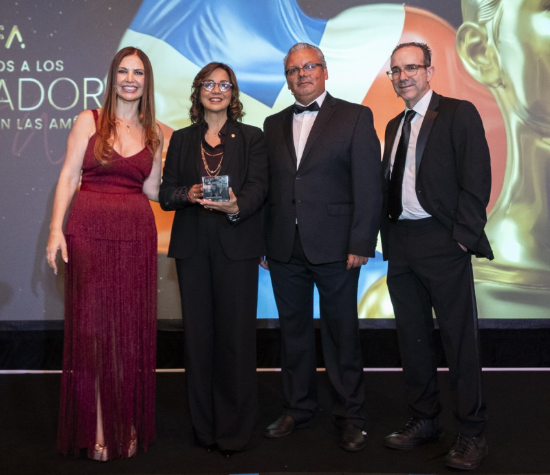 Josefina Navarro recibe Premio Fintech