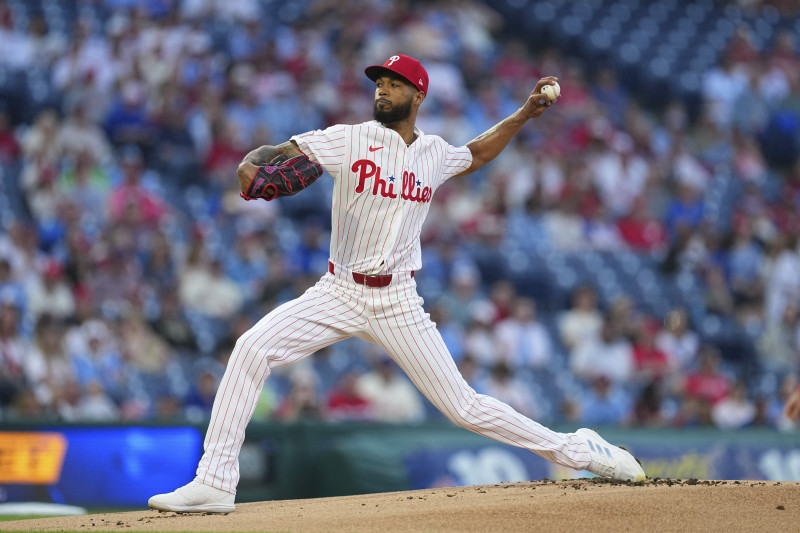 Cristopher Sánchez de los Philadelphia Phillies lanza una bola en la parte alta de la primera entrada contra los Chicago Cubs, el 13 de abril de 2026, Pensilvania.