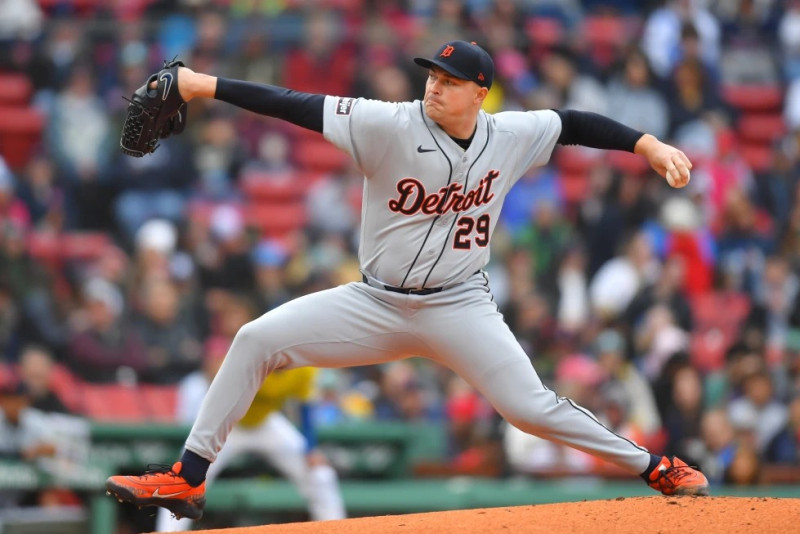 Tarik Skubal de los Tigres de Detroit lanza en la primera entrada ante los Medias Rojas de Boston el sábado 18 de abril del 2026.