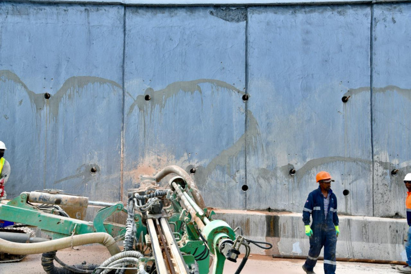 Trabajos en el drenaje y vigas del desnivel de la Tiradentes con 27 de Febrero