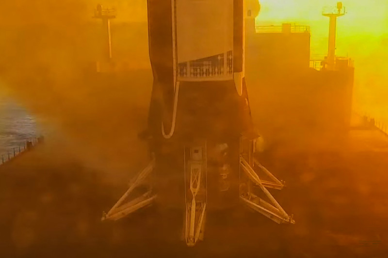 Esta captura de pantalla muestra una vista general del propulsor del cohete New Glenn de Blue Origin tras su aterrizaje en una plataforma flotante en el océano Atlántico el 19 de abril de 2026