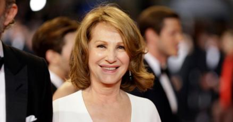 La actriz Nathalie Baye posa para los fotógrafos a su llegada a la proyección de la película Juste la Fin du Monde (Solo es el fin del mundo) en el 69º Festival Internacional de Cine de Cannes, en el sur de Francia, el 19 de mayo de 2016.