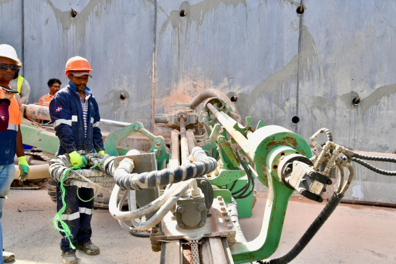 Personal de Obras Públicas en plena labor en el paso a desnivel de la Tiradentes con 27 de Febrero.