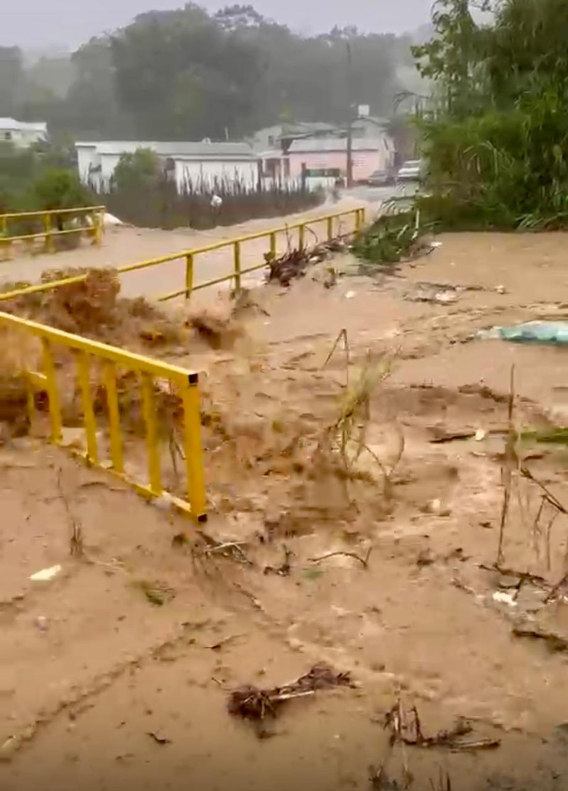 El desbordamiento del río La Palma en el municipio de Tireo volvió a afectar predios agrícolas, por lo que productores de la zona reclaman ayuda.