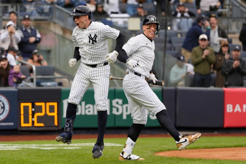 Ben Rice, izquierda, de los Yankees de Nueva York, celebra su cuadrangular solitario con Aaron Judge durante la segunda mitad del juego de béisbol de Grandes Ligas contra los Reales de Kansas City