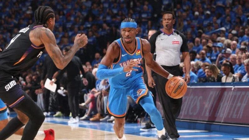 Shai Gilgeous Alexander busca realizar una gestión ofensiva para marcar dos puntos para el Thunder