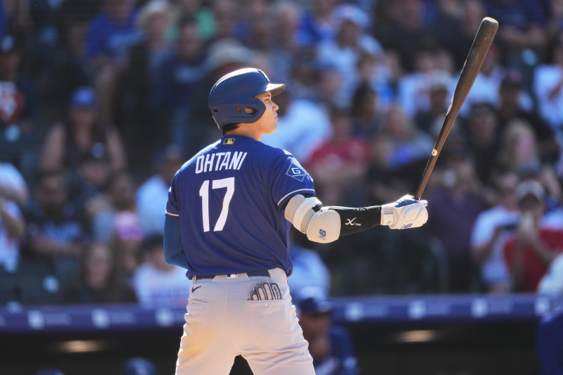 Shohei Ohtani, de los Dodgers espera un lanzamiento del relevista de los Rockies de Colorado, Victor Vodnik, en un partido de béisbol,19 de abril de 2026 en Denver.