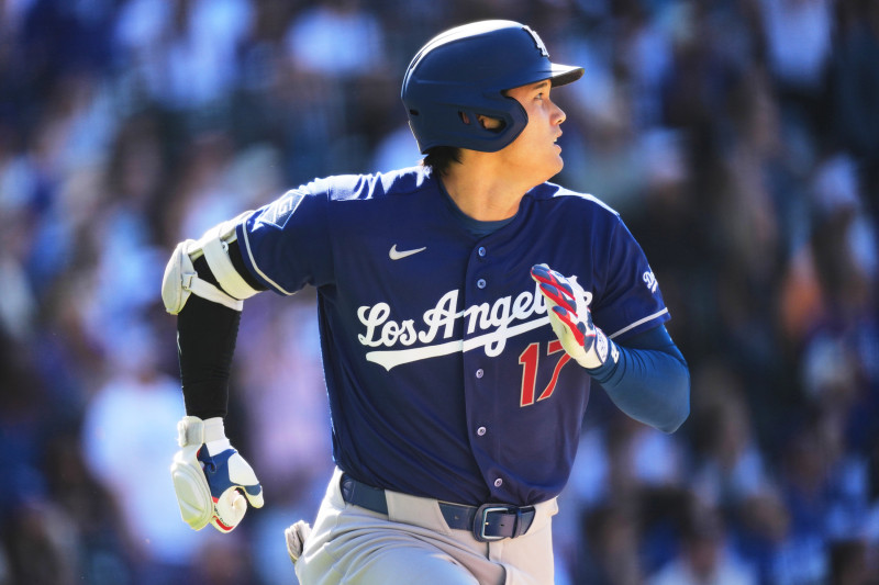Shohei Ohtani,corre hacia la primera base tras conectar un doble ante el relevista de los Rockies de Colorado, Victor Vodnik, un partido de béisbol el 19 de abril de 2026 en Denver.