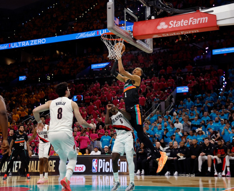 Victor Wembanyama anota sobre Jrue Holidayde los Portland Trail Blazers en la segunda mitad del primer partido de la primera ronda de los playoffs de la Conferencia Oeste de la NBA.