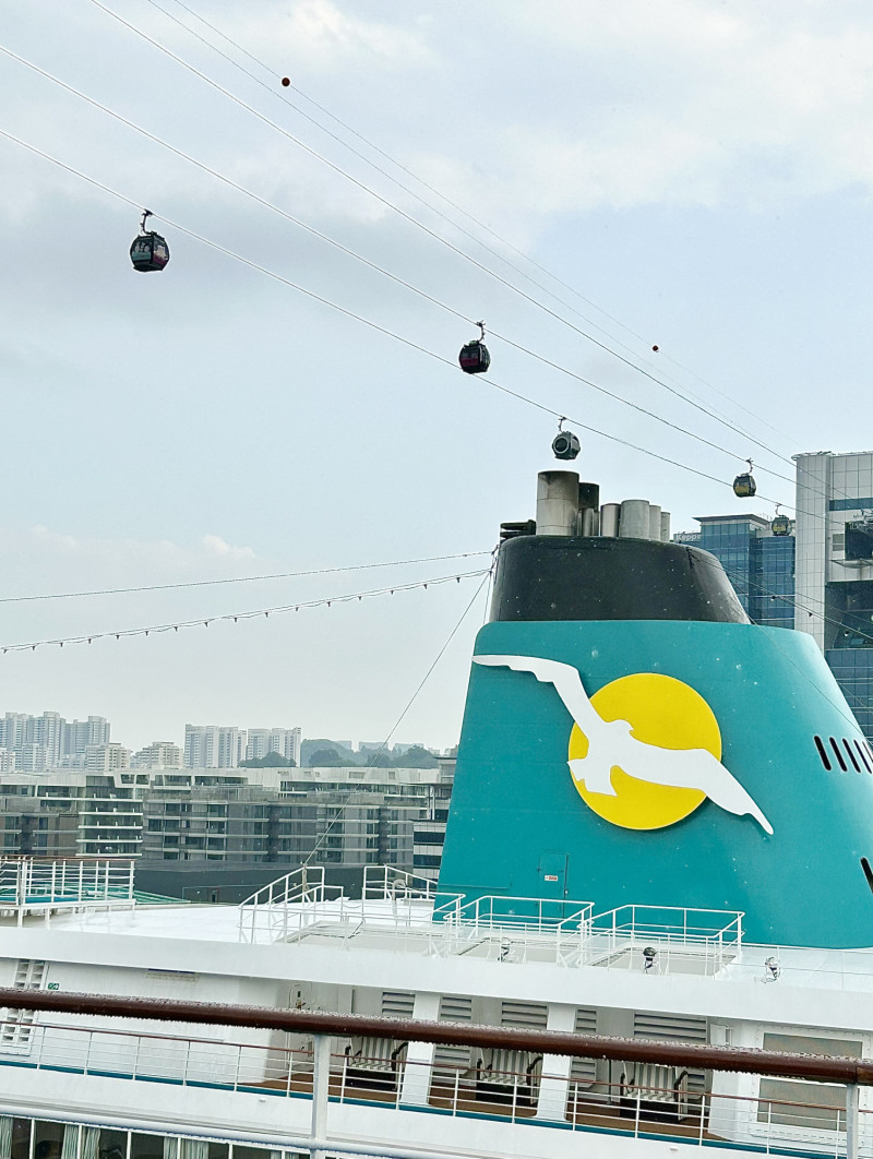 Los teleféricos de Singapur sobrevuelan los cruceros Amadea y Mariner.
