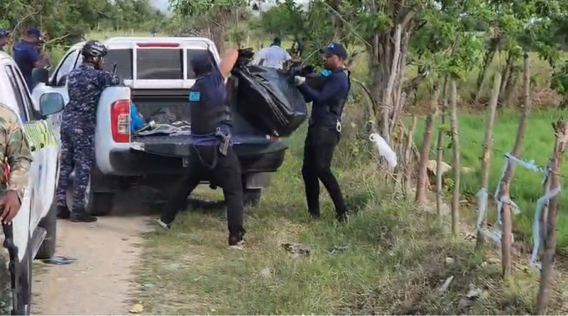 Autoridades levantan el cuerpo sin vida de una mujer.