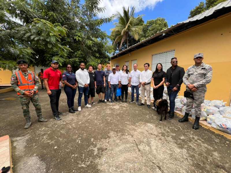 Parte de los integrantes de la Cámara de Comercio de Fujian junto a autoridades en Montellano, Puerto Plata.