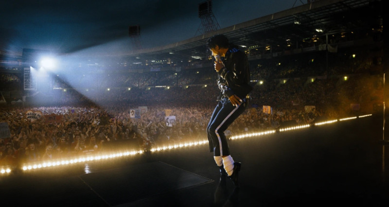 Esta imagen muestra a Jaafar Jackson caracterizando a Michael Jackson en una escena de la película "Michael".
