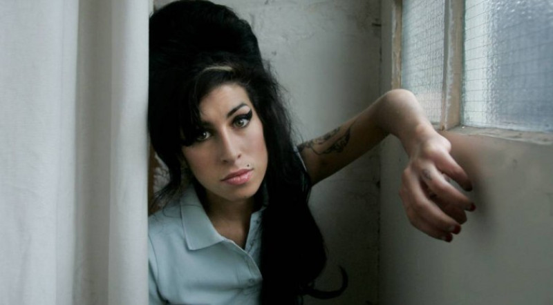 La cantante británica Amy Winehouse posa para las fotografías tras ser entrevistada por Associated Press en un estudio del norte de Londres, el viernes 16 de febrero de 2007.