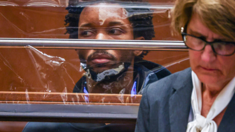 David Anthony Burke, conocido artísticamente como D4vd, compareció ante el juez el lunes 20 de abril de 2026 en Los Ángeles, acusado del asesinato de una niña de 14 años cuyo cuerpo desmembrado fue hallado en su coche.