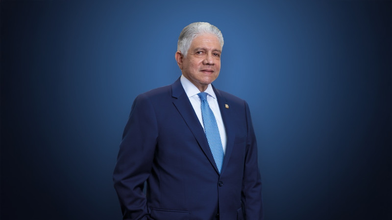 Eduardo Estrella, ministro de Obras Públicas y Comunicación.