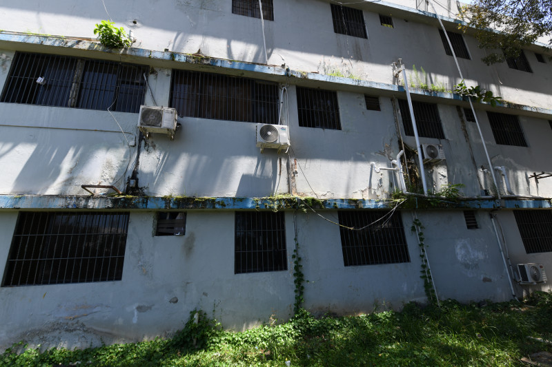 Visible deterioro se observa en una de las paredes externas del Hospital Salvador B. Gautier.