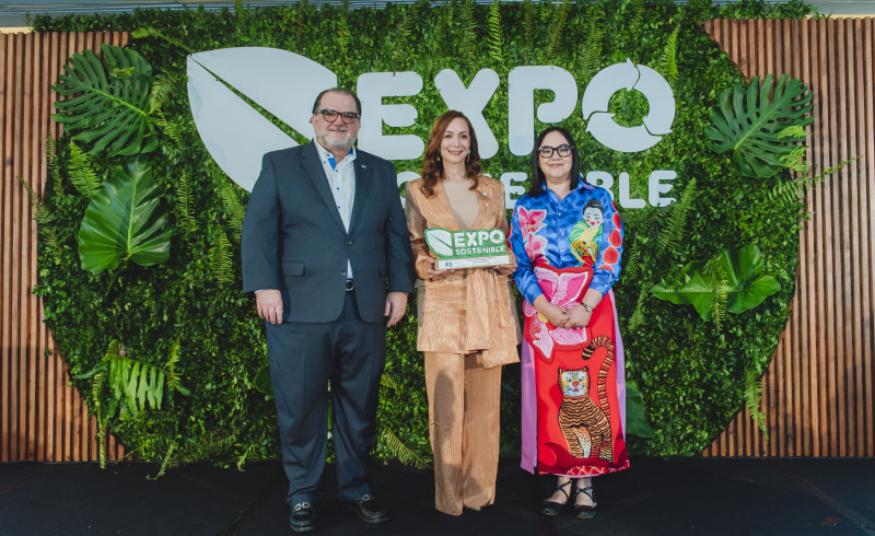 Eduardo Valcárcel, Pilar Haché y Elizabeth Mena