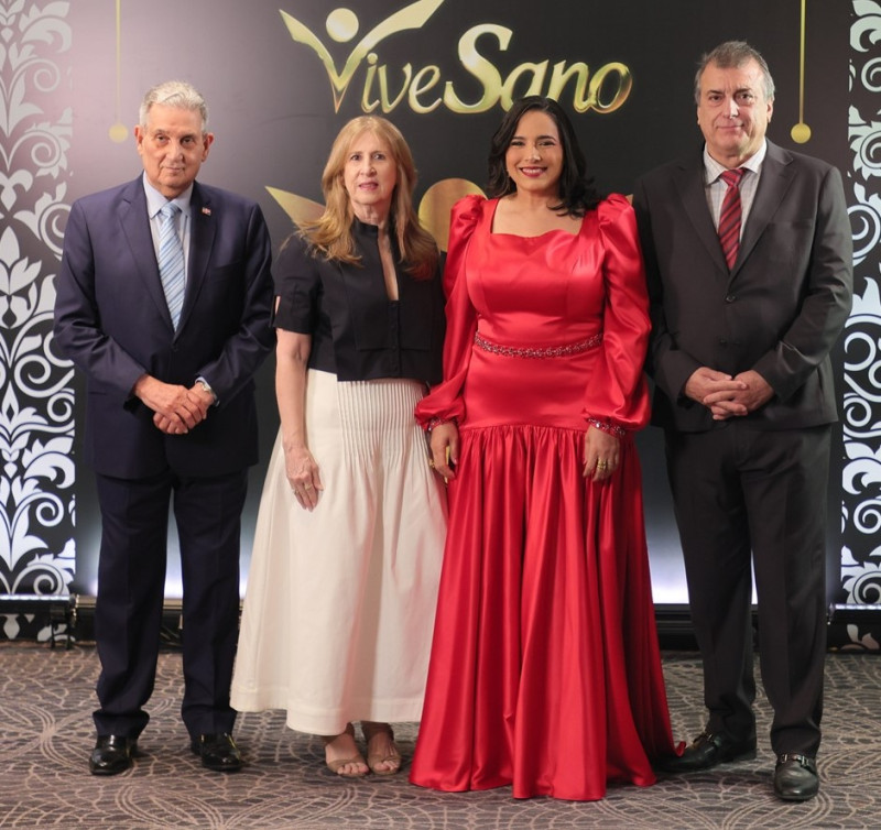 José Joaquín Puello, Gina de Puello, Elizabet Gutiérrez y Fernando Moreno.