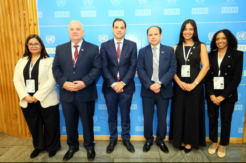 Mildred Martínez , Juan Cohen, Martín Francos, Hugo Rivera,  Nathalie Taveras yKenia  Del Orbe .