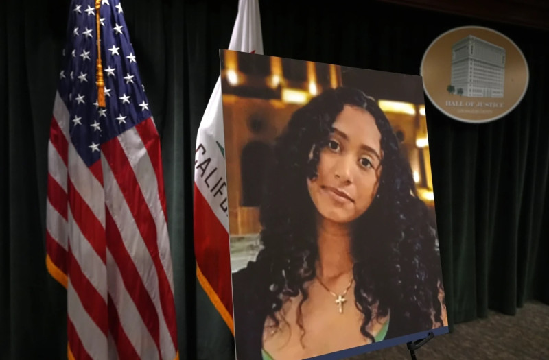 Una foto de Celeste Rivas Hernández se exhibe el lunes 20 de abril de 2026 en Los Ángeles, durante una conferencia de prensa sobre el caso del cantante D4vd, quien fue acusado bajo sospecha de asesinar a la menor de 14 años, cuyo cuerpo desmembrado fue encontrado en su automóvil.