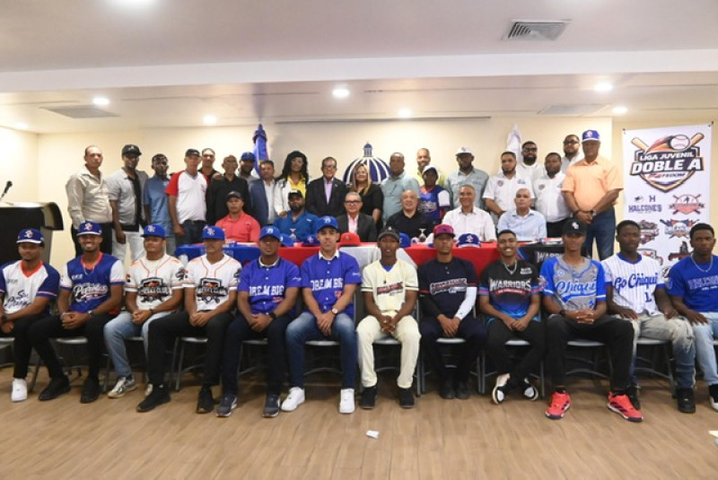 Álvaro Samboy, director técnico, J. D Ozuna, presidente de los Guardianes del Este, Kennedy Varga, viceministro de Deportes, Juan Núñez, presidente Fedom, Chiqui Mejía, presidente Go Chiqui y Valentín Contreras, coordinador general. (De izquierda a derecha).