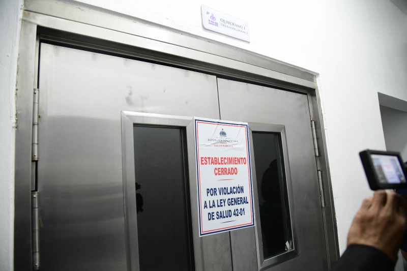 El cierre de los quirófanos se hizo efectivo de manera inmediata y se mantendrá hasta tanto el centro subsane las observaciones señaladas y cumpla con los requisitos establecidos en la normativa vigente
