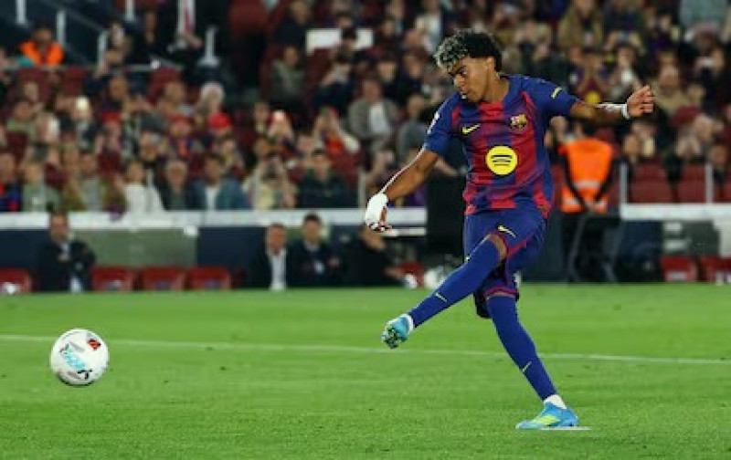 Lamine Yamal al momento de anotar el gol que le otorgó el triunfo al Barcelona.