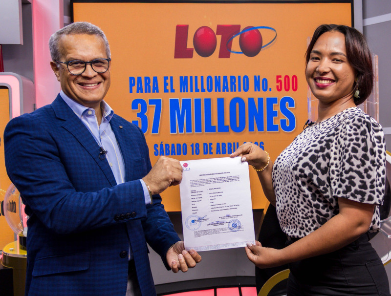 Katy Elizabeth Ventura Quevedo, la millonaria número 500, recibe su certificado.
