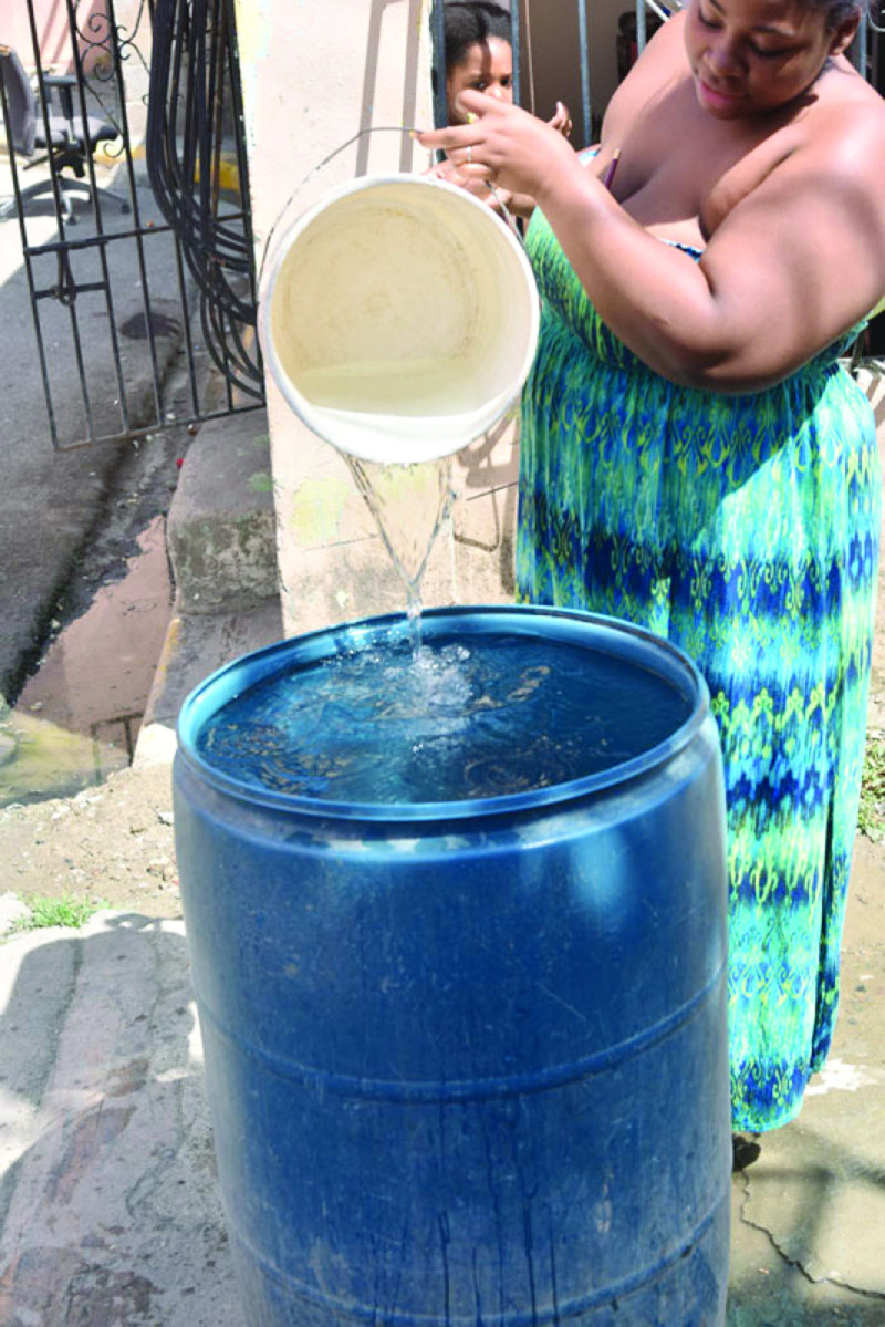 Comunitarios reclaman suministro de agua.