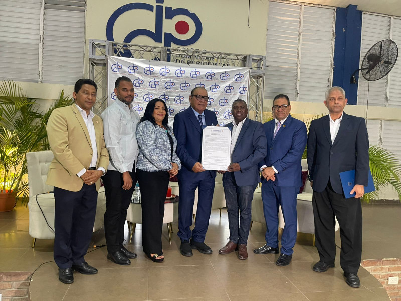 La periodista Indira Vásquez; el director del Listín Diario, Miguel Franjul, y Guillermo Saleta, de la seccional del CDP en Santiago.