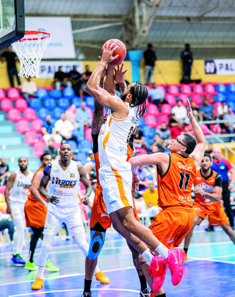 Kevin Obanor busca anotar dos puntos con fortaleza en el choque que los Hèroes de Moca se impusieron a los Cañeros.