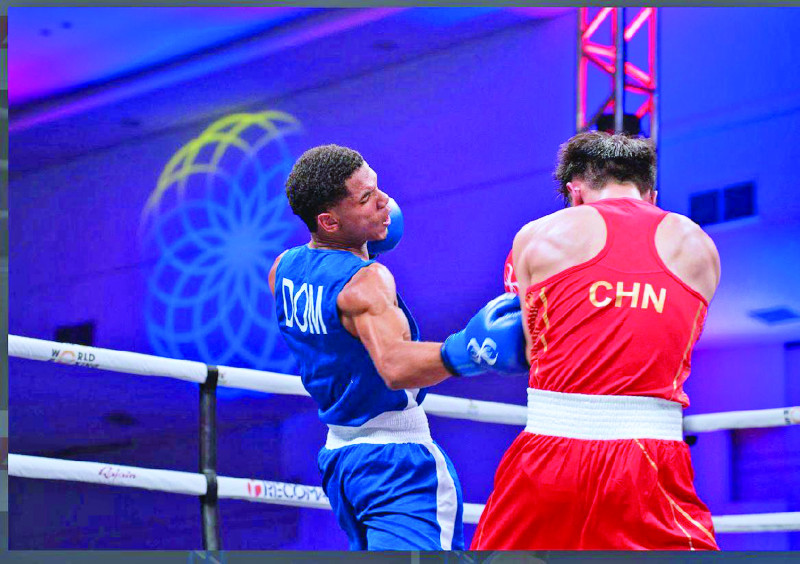 Miguel Encarnación conecta su derecho en la anatomía de su rival.